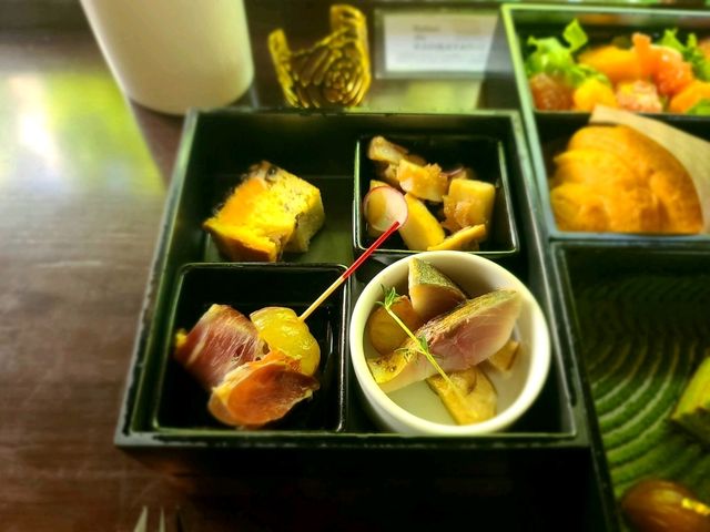 Salon de KANBAYASHI(上林春松本店) 五段重アフタヌーンティー(5단 상자 교토 애프터눈티)