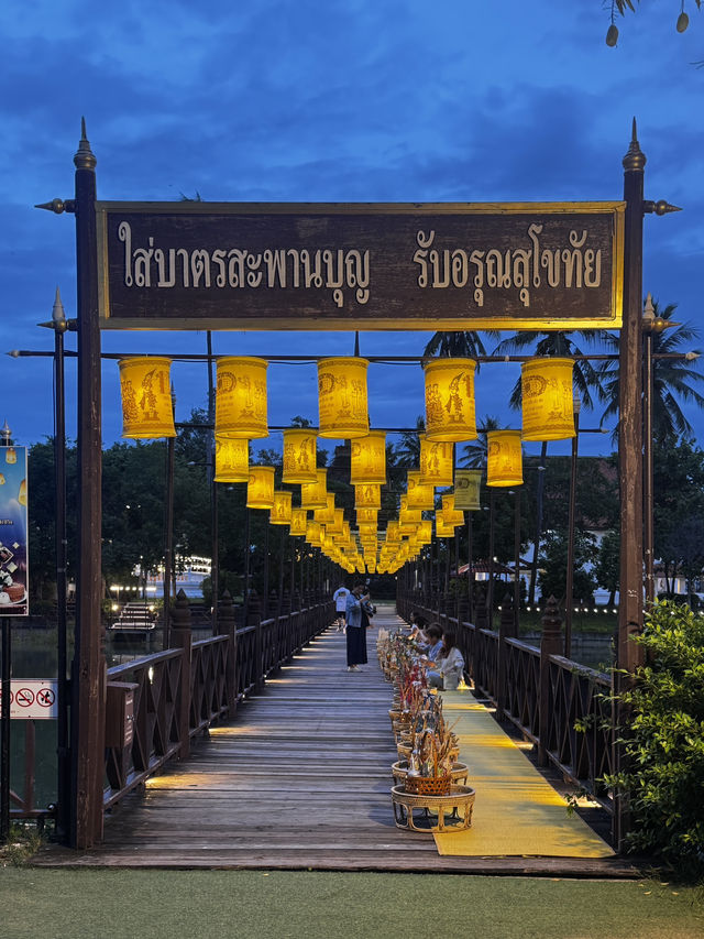 🌅 ใส่บาตรสะพานบุญ รับอรุณสุโขทัย ณ วัดตระพังทอง