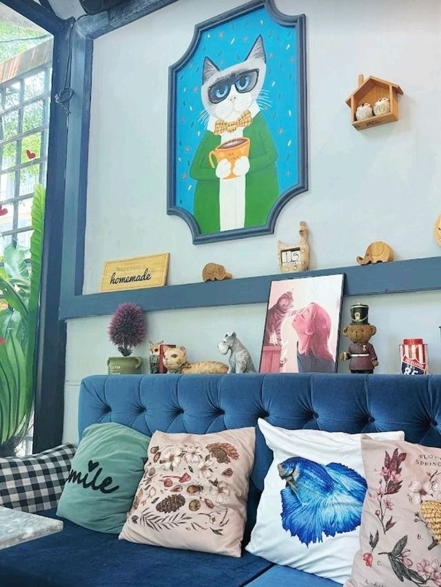 Sea Calm Cafe Phuket (ร้านสีคราม): คาเฟ่สไตล์ยุโรป