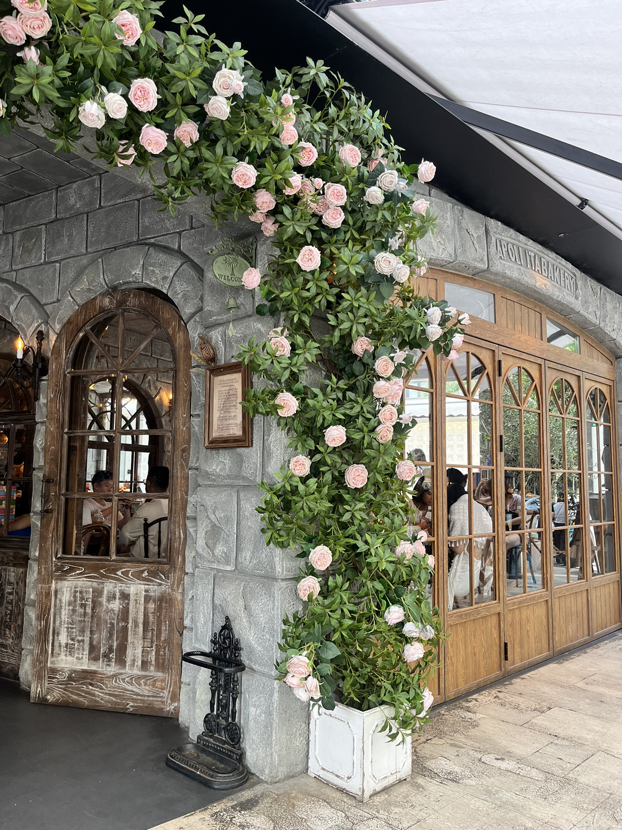 Terletak di 380 Xingguo Road dekat Wukang Mansion di French Concession Shanghai, APOLI ITABAKERY dengan cepat menjadi tempat populer di Instagram. Di kalangan pecinta dessert dan influencer, tempat ini dikenal sebagai ‘Harry Potter Magic Bakery’ karena suasana dan visualnya yang unik.

🎨 Interior & Atmosfer
Interiornya menampilkan dinding batu, lantai ubin terrazzo dengan pola riak air, dan dihiasi dengan bunga kering serta bahan alami, memberikan nuansa magis seolah-olah Anda sedang berada di toko roti Eropa kuno. 
Ruang di bawah pencahayaan hangat ini sangat cocok untuk menginspirasi kreativitas para fotografer.

🥐 Menu & Harga
Menu utamanya adalah roti gurih bergaya Italia:
Isian yang mengesankan seperti ‘pastrami beef + pickles,’ ‘thick bacon + anchovies,’ dan ‘slow-cooked chicken + black truffle’ menjadi sorotan, dengan harga yang umumnya terjangkau sekitar 20 yuan.
Untuk dessert, mereka memiliki blueberry butter condensed milk, maritozzo, truffle ham toast, cinnamon butter rolls, blueberry tarts, dan lainnya.
Seorang blogger Jepang memuji tempat ini, mengatakan, “Saya membeli 7 item seharga 104 yuan, masing-masing dengan porsi yang baik dan harga yang terjangkau.”

📈 Popularitas & Antrian
Setiap hari ada antrean panjang. Sejak dibuka, antrean telah menjadi pemandangan sehari-hari karena popularitasnya yang luar biasa, dan telah menjadi topik hangat di media sosial seperti Weibo dan Lemon8 sebagai “Harry Potter Bakery.”

Namun, pada hari yang panas atau sibuk, Anda mungkin harus menunggu lebih dari satu jam, jadi disarankan untuk datang lebih awal.