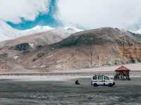 Along the way to PANGONG lake 🚌🌿❄️