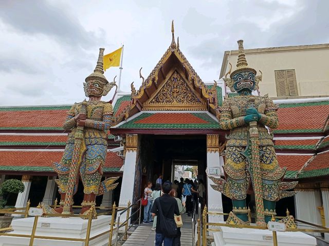 玉佛寺，信仰與榮耀交織的聖地。