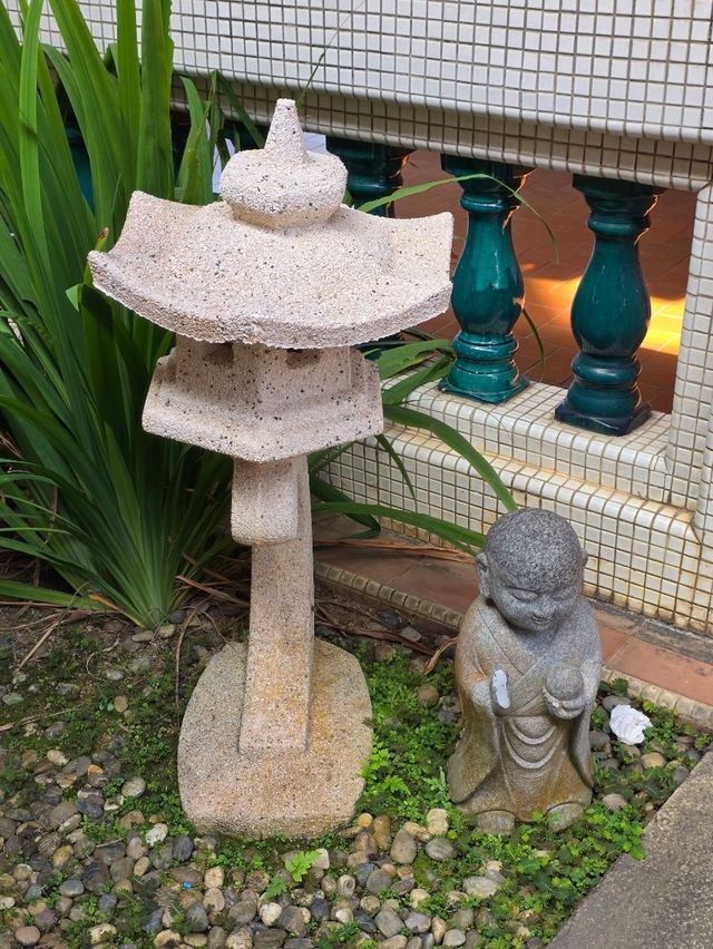 A hidden Japanese garden between the temples