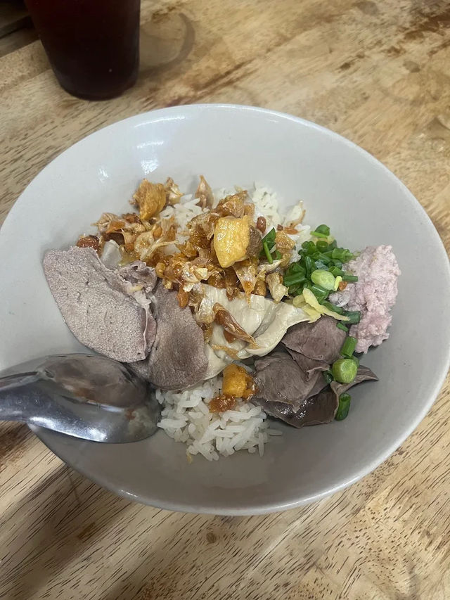 🍽️✨ เปิดตำนานร้านดังในตำนาน “โกเบนซ์ ข้าวต้มแห้ง”