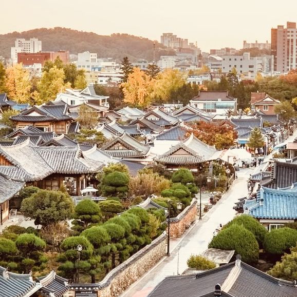 Solo Traveler's Guide to Jeonju Hanok Village: Tradition on a Budget** 🇰🇷🏯