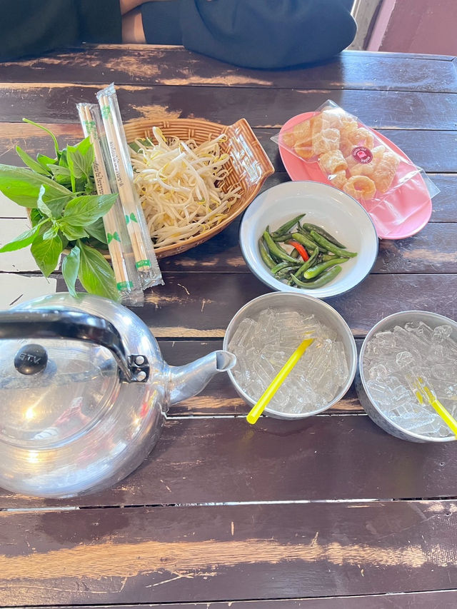 ก๋วยเตี๋ยวชามยักษ์สกลนคร