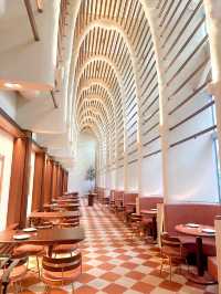 餐廳環境勁靚,打卡必去之選,食物水準高  最近同閨蜜去咗間靚餐廳,裝修以木化石為主題的咖啡店,設計好有心思,每個角落都係打卡位📸。入面採光充足,色調柔和,好啱影靚相。除咗環境勁正,食物質素都真係有驚