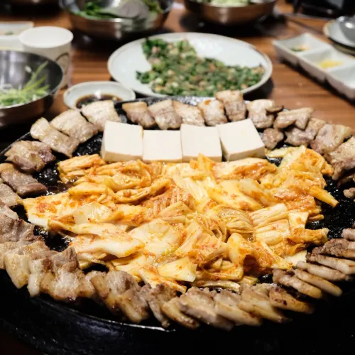 🥩 무소 김치 바비큐 – 진한 김치로 구워낸