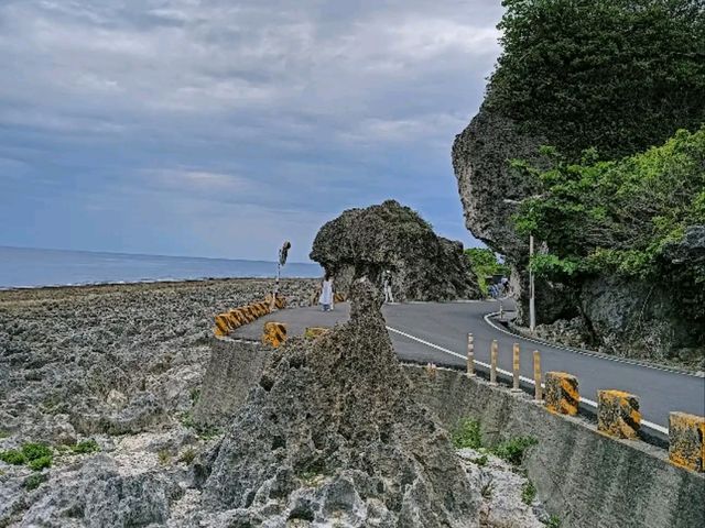 🌊 藍天碧海間的勇者試煉｜小琉球「厚石魚澳」浮潛天堂與跳海熱點