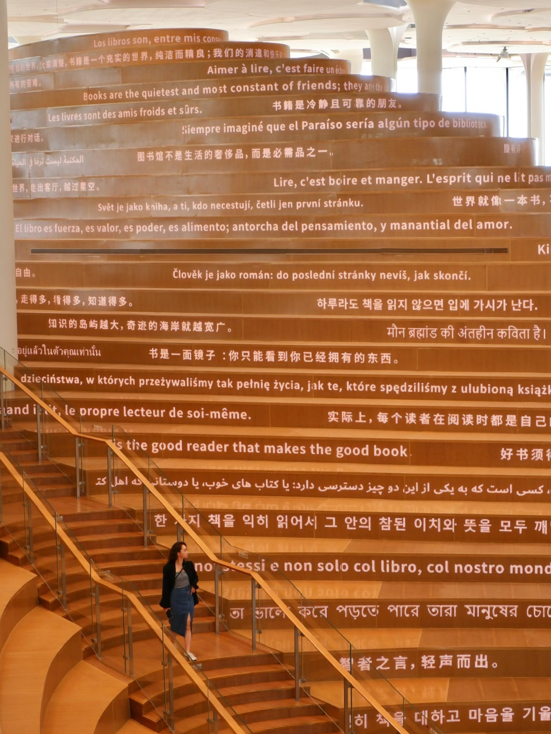 #chinatravel

📚 Perpustakaan Kota Beijing — Sebuah Mercusuar Budaya Baru di Timur Beijing

🏆 Penghargaan Terkemuka

• Memenangkan Penghargaan Perpustakaan Umum Tahun Ini dari IFLA pada tahun 2024 atas integrasinya yang mengesankan antara buku, manusia, dan alam, serta desain berkelanjutan.

• Masuk dalam daftar 100 Destinasi Wisata Terbaik Dunia versi majalah TIME tahun 2025—situs budaya pertama di Beijing yang menerima penghargaan ini.

#chinatravel #travelchina #china #travel #malaysiatochina #myitinerary #familytravel #chinatrip #beijing #北京

