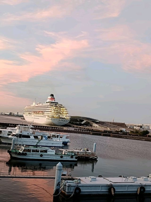 Bricks, Breeze & Bay Views: Yokohama Stroll Bricks, Breeze & Bay Views: Yokohama Stroll