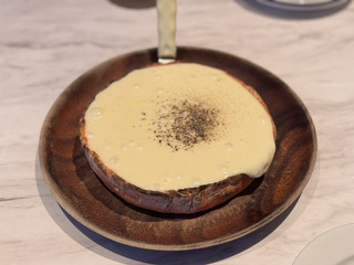 Nakameguro's Pizza Hotspot, Meat & Cheese Forne