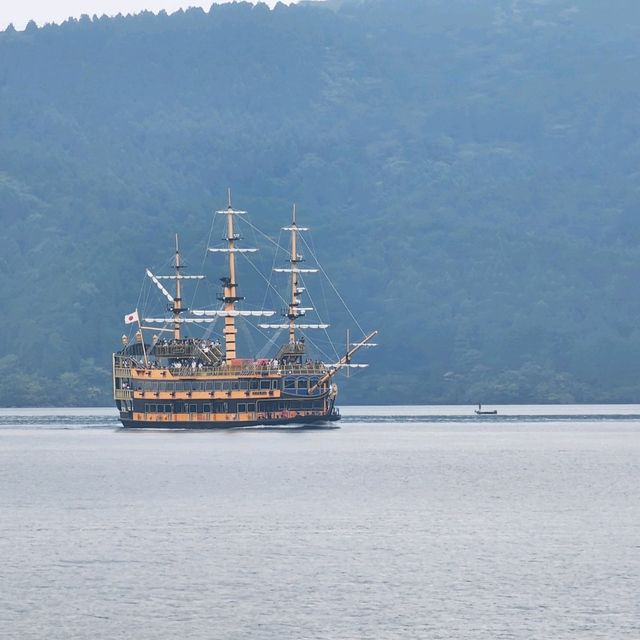 Hakone Lake Ashi: Peace Tori & Insta-Worthy Views 🚢✨