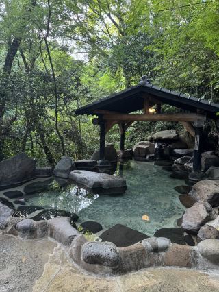 [คุมาโมโตะ] เพลิดเพลินไปกับเสียงลำธารใสๆ ที่ผ่อนคลายขณะแช่ตัวในอ่างอาบน้ำกลางแจ้ง♨️