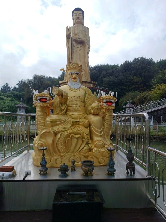 독특한 불상의 존재감이 돋보이는 광양 운암사