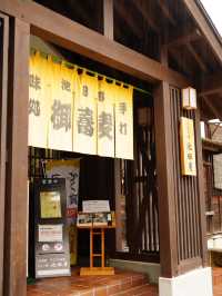 蕎麦打ち体験ができる蕎麦屋さん 窓から紅葉も・・