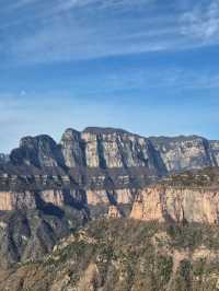 เดินริมผาที่อุทยาน Tianjieshan — สวย อลังการ