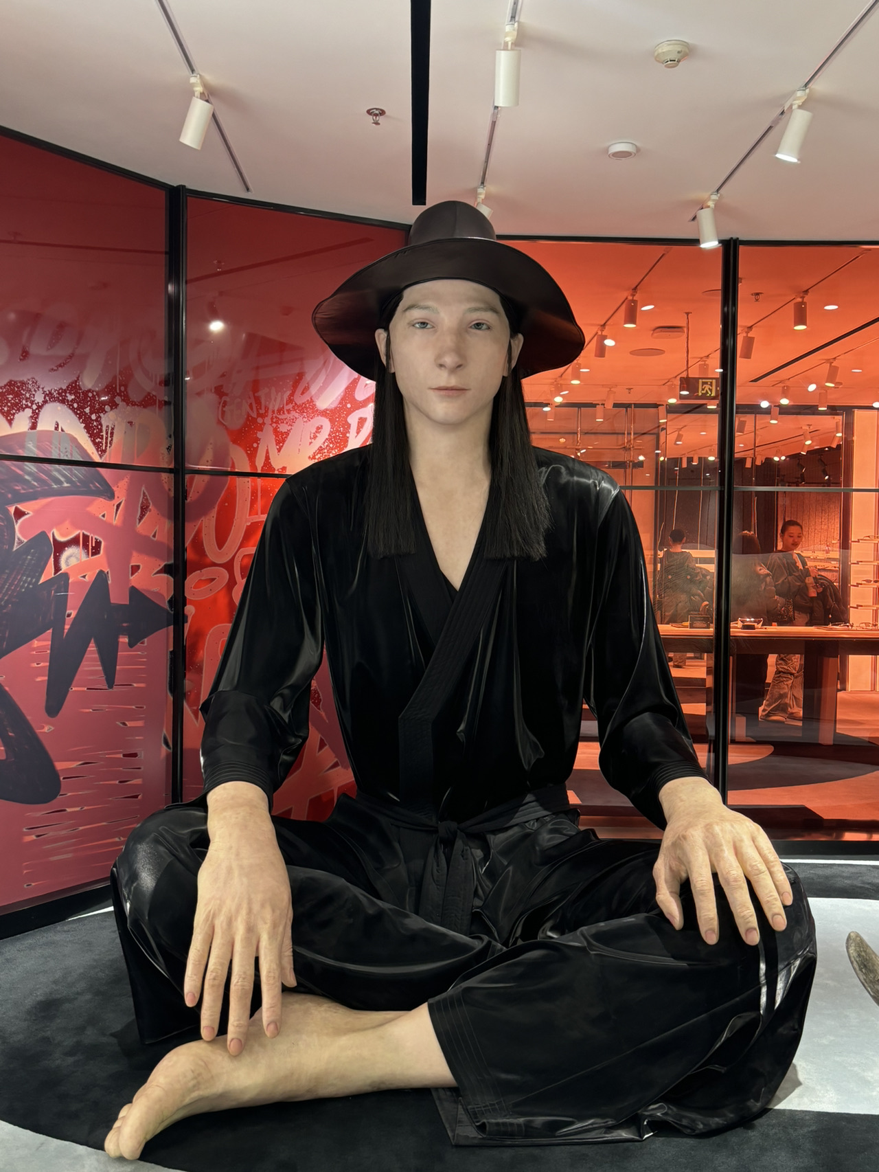 When traveling to Beijing, China, this place is often picked as the top shopping destination! It's Gentle Monster, located right in the center of Sanlitun, making it easy to find! Let me introduce it to you.

📍GENTLE MONSTER (Beijing Sanlitun Taikoo Li Store)

Address:
1F S10-15, 2F S10-23 & 3F S10-32, South Zone,
Taikoo Li Sanlitun, 19# Sanlitun Rd, Chaoyang District, Beijing, China

The store is elegantly designed with massive sculptures, giving off a sophisticated Gentle Monster vibe. Unlike in Korea, it's fun to explore the unique sculptures here.

The Gentle Monster Beijing Taikoo Li Store is said to embody the stories of a 'data-driven future' and a 'fractured world.' It was truly fascinating.

While admiring the various sculptures, I also browsed the sunglasses, and time just flew by as I explored!

With its unparalleled scale, Gentle Monster is definitely worth a visit!