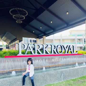 ペゴーへお出かけで、ご家族でリラックスした休暇をお探しなら、パークロイヤル・ア・ファモサ・マラッカ・リゾートがおすすめです！🎄 広々とした客室から、クリスマスツリーや素敵なギフトボックスで飾られた、インスタ映えする華やかなコーナーまで、このホテルはまさにホリデームードを盛り上げてくれます。スタッフは特にフレンドリーで、ベッドから食事まで、快適さとスタイリッシュさを兼ね備えた最高のホテルです。🍰

ホテルへのアクセスは抜群です。マラッカの活気あふれる市内中心部から車でわずか35分のジャラン・ケムス/センパン・アンパット通りに位置しています。モダンな建築様式が、屋外の文化的景観に溶け込み、日当たりの良い写真撮影スポットも充実しています（特にホリデーシーズンにご宿泊の場合は、ロビーのクリスマスディスプレイの横でポートレートを撮るのをお見逃しなく📸）。

ここの施設はまさに家族連れに最適です。広々としたスイミングプールには楽しいスライダー、充実したアメニティ、小さなお子様向けのキッズルームとプレイグラウンドがあります。朝食ビュッフェにはお子様専用のコーナーもあります！プールサイドでくつろいだり、ロビーでデザートを味わったりと、あらゆる年齢層の方が楽しめるアクティビティが満載です。私のアドバイスは？チェックインの混雑を避けるため、少し早めに到着してゴルフ場が見える部屋を予約することです。部屋の清潔さやチェックイン時間はホテルによって異なる場合がありますが、全体的な高い基準と家庭的な雰囲気が、ちょっとしたトラブルを補ってくれます。

ご予約の準備はできましたか？trip.comでご希望の部屋を予約して、最安値と空室状況をご確認ください。短期滞在の場合は、近くの文化スポットへの訪問を計画するか、リゾートで一日中リラックスして、豊富なメニューとクリスマスの雰囲気を楽しみましょう！

#ペゴー #ファミリー向けホテル #メラカリゾート #ステイケーション #クリスマスバイブス #visitmelaka2026