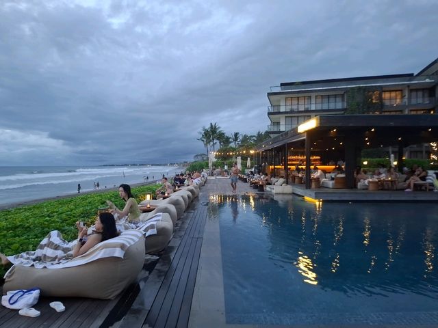 在水明漾的海岸線上,Alila Seminyak 的海邊酒吧是一個讓人自動慢下來的地方。