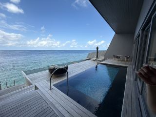 Отель St Regis Maldives | Желаем вам бесплатного повышения категории номера на полдня до виллы на воде – это просто потрясающе!