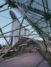 šøš¬ Singaporeās ArtScience Museum & Skyline View from Helix Bridge