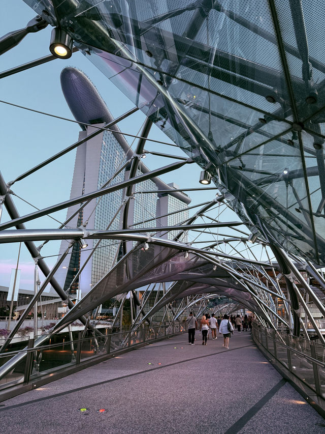 šøš¬ Singaporeās ArtScience Museum & Skyline View from Helix Bridge