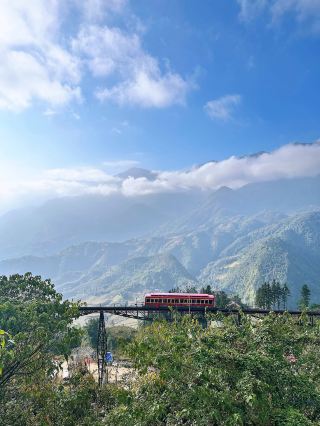 🇻🇳 Sapa – Hanoi: A Trip That Offers Both Nature and City Experiences

This trip was incredibly memorable! 💖
It started with Sapa, a small town nestled in the mountains. The atmosphere was wonderful, the weather was cool and comfortable 🌿⛰️, and the views were stunning, especially during foggy periods – it felt like stepping into another world ☁️.

Going up Fansipan is a must-do 🚠. The view from the top is spectacular. Although it was cold and windy, it was totally worth it 📸.

Moana Sapa and Cat Cat Village also have plenty of photo opportunities. It's a great place to stroll around, fully experiencing Sapa's natural beauty and local atmosphere 🏡🌾.

Next, Hanoi, a city with a much more vibrant vibe 🛵✨. I loved the Old Quarter; strolling around, finding food, stopping at cafes to enjoy Vietnamese coffee ☕️, and exploring the city at your leisure.

Vietnamese food is delicious and reasonably priced 🍜🥖. You absolutely have to try pho, banh mi, and egg coffee!

Overall, it was a trip that offered mountains, fog, cafes, delicious food, and a great city atmosphere all in one! 💕 If you're looking for a nearby international destination, Sapa and Hanoi are highly recommended. 🇻🇳✨

#VietnamTravel #SapaTravel #HanoiTravel #SapaVietnam #HanoiVietnam