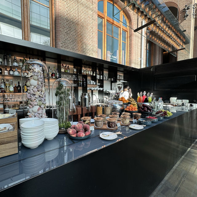 現代建築のスタイルを融合させたConservatorium Hotel