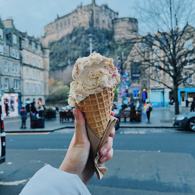 Enchanting Edinburgh: Castles, Closes, and Culture