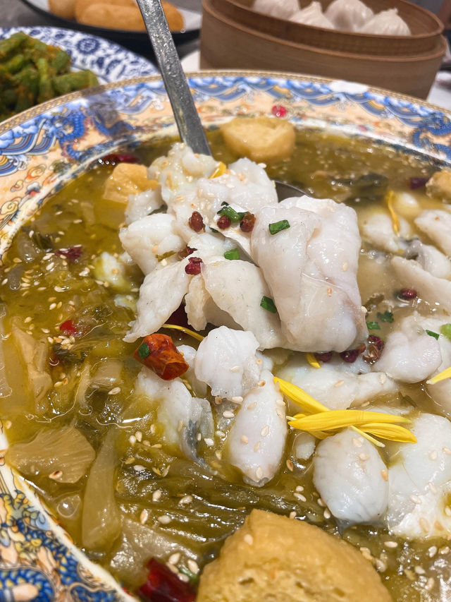 尋找魚的鮮味🐟超足料金湯酸菜魚！