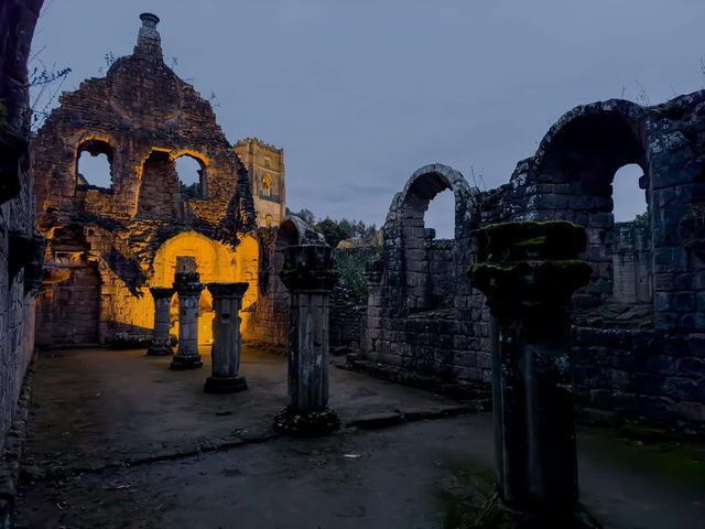 Fountains Abbey: A Majestic Ruin in Yorkshire 🌲🌼