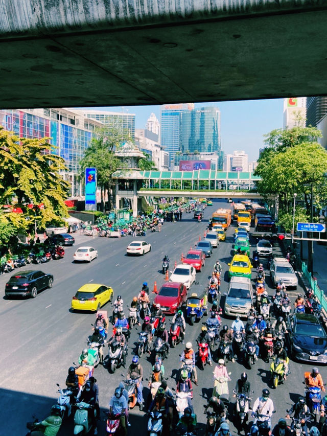 🇹🇭 Bangkok’s Famous Shopping District & Food Adventure! 🏙️🍜