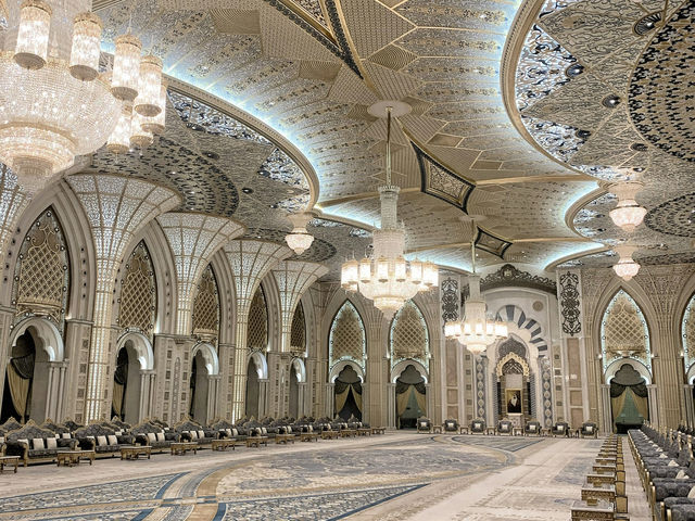 🌙 은빛 하늘 아래의 침묵, 모스크의 밤 🇦🇪