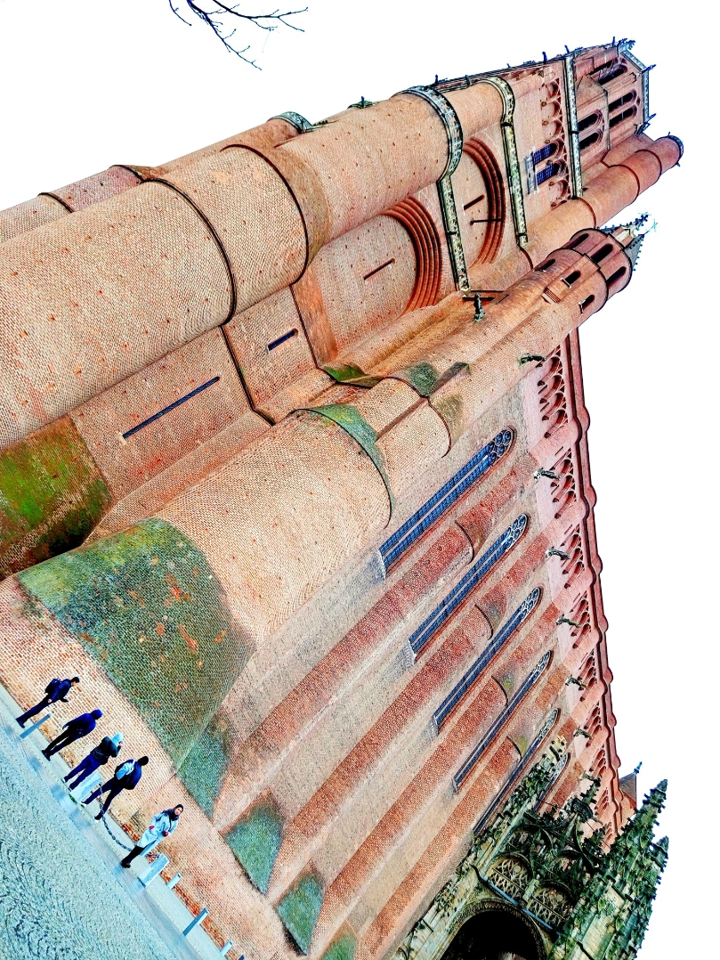 Nhà thờ Sainte-Cécile d’Albi không phải là kiểu vẻ đẹp khiến người ta phải ngỡ ngàng ngay lập tức. Đứng vững chãi, uy nghiêm và gần như ngoan cố bên bờ sông Tarn, toàn bộ công trình hầu như được xây dựng hoàn toàn bằng gạch đỏ, giống như một pháo đài được xây dựng bằng đức tin.

Khi đến gần, bạn sẽ cảm nhận được sự tương phản rõ rệt: ngoại thất trang nghiêm, khép kín, thậm chí hơi khắc khổ; nhưng khi bước vào bên trong, màu sắc và ánh sáng lập tức bừng sáng. Các mái vòm, tranh tường và tác phẩm điêu khắc được kết nối chặt chẽ, như thể toàn bộ không gian đang kể một câu chuyện về đức tin, sự phán xét và sự cứu chuộc. Đó không phải là sự an ủi nhẹ nhàng, mà là một cái nhìn trực diện vào tâm hồn.

Ở đây, thời gian dường như chậm lại, đè nặng lên những bức tường gạch nặng nề. Mỗi bước chân đều vang vọng, mỗi cái nhìn hướng lên nhắc nhở bạn về sự nhỏ bé của con người và sức mạnh của đức tin. Nhà thờ Sainte-Cécile d’Albi không chinh phục người ta bằng sự xa hoa, mà bằng sự hiện diện kiên định, để lại ấn tượng khó phai.
