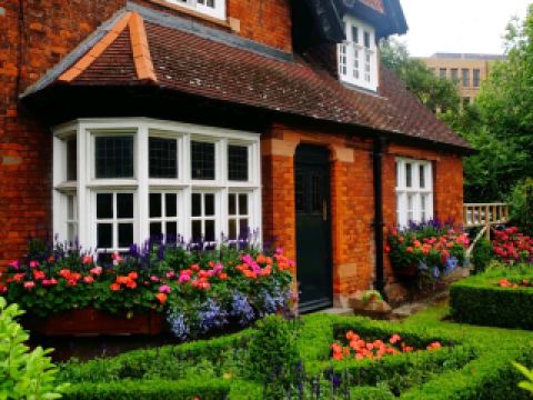 ก้าวเข้าไปชมอัญมณีทางสถาปัตยกรรมแห่งบัฟฟาโล: บ้านพักคนสวน 🌿🏡
ค้นพบประวัติศาสตร์อันซ่อนเร้นของแฟรงค์ ลอยด์ ไรท์ ที่บ้านพักคนสวน ซึ่งตั้งอยู่ภายในอาคารมาร์ตินเฮาส์อันโด่งดัง! สมบัติขนาดกะทัดรัดแห่งนี้ผสมผสานความสง่างามสไตล์แพรรีเข้ากับเสน่ห์อันอบอุ่น เหมาะสำหรับผู้ที่ชื่นชอบสถาปัตยกรรมหรือผู้ที่กำลังมองหาสถานที่พักผ่อนอันเงียบสงบในเมือง

เส้นทางและสิ่งที่ห้ามพลาด:
เริ่มต้นการเดินเล่นของคุณที่สวนหลัก จากนั้นมุ่งหน้าไปยังบ้านพักคนสวน (285 Woodward Ave) ทัวร์พร้อมไกด์จะพาคุณไปเจาะลึกรายละเอียดการออกแบบของไรท์ รวมถึงผังพื้นแบบเปิดโล่งที่คิดมาอย่างรอบคอบและหน้าต่างกระจกศิลปะอันเป็นเอกลักษณ์ พักผ่อนในสวนเขียวชอุ่มโดยรอบ ซึ่งเหมาะอย่างยิ่งสำหรับการพักผ่อนอย่างมีสติ

จุดถ่ายภาพยอดนิยม:
ถ่ายภาพด้านหน้าบ้านพักจากทางเท้าเพื่อภาพถ่ายสไตล์ไรท์สุดคลาสสิก แสงยามเช้าจะเพิ่มความสว่างนุ่มนวล! สวนด้านหลังเหมาะอย่างยิ่งสำหรับการถ่ายภาพทั้งความเขียวขจีและเส้นสายทางสถาปัตยกรรม อย่าพลาดการถ่ายภาพระยะใกล้ของหน้าต่างกระจก; ลวดลายของพวกมันจะเปล่งประกายสวยงามที่สุดในช่วงเที่ยงวัน

เคล็ดลับที่เป็นประโยชน์:
ทัวร์อาจต้องจองล่วงหน้า และที่นั่งจะเต็มเร็ว โดยเฉพาะช่วงสุดสัปดาห์ พกน้ำดื่มและสวมรองเท้าที่สบาย บริเวณโดยรอบเหมาะสำหรับการเดินเล่นสบายๆ ที่จอดรถสะดวกที่สุดตามถนนในย่านที่อยู่อาศัยใกล้เคียง

ข้อควรระวัง:
ภายในกระท่อมมีขนาดกะทัดรัด กลุ่มทัวร์จะมีขนาดเล็ก แต่คุณอาจรู้สึกอึดอัดหากมาเที่ยวในช่วงฤดูท่องเที่ยว สวนเปิดให้เข้าชม ดังนั้นควรตรวจสอบพยากรณ์อากาศและเตรียมตัวด้วยครีมกันแดดหรือเสื้อแจ็คเก็ตบางๆ การเข้าถึงพื้นที่ภายนอกสะดวก แต่ภายใน ทางเดินแคบๆ อาจเป็นอุปสรรคสำหรับผู้ใช้รถเข็น

#winterescape
#Buffalo #FrankLloydWright #Architecture #HiddenGems #TravelTips