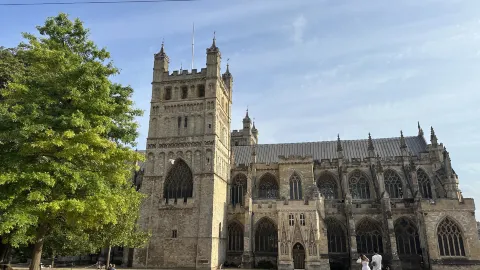 В игре света и тени старого Эксетера слышится шепот времени. — traveler post in Эксетер