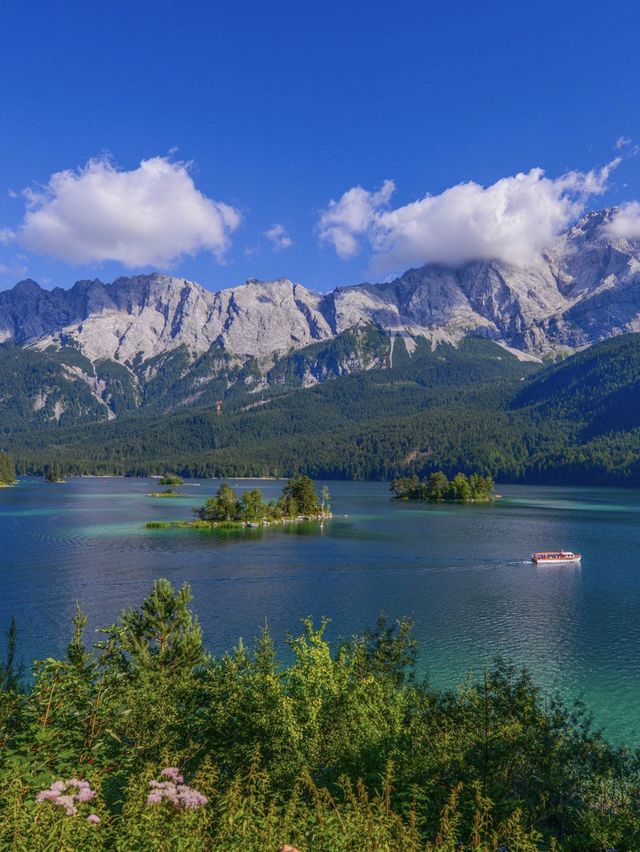 Lake Eibsee, beneath Germany's highest peak, boasts stunning scenery like a fairyland.