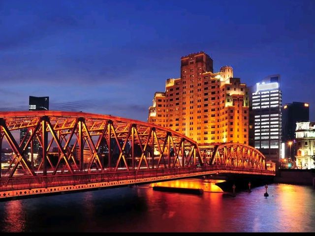 珠水銀波拍岸，閃耀虹橋高遠
