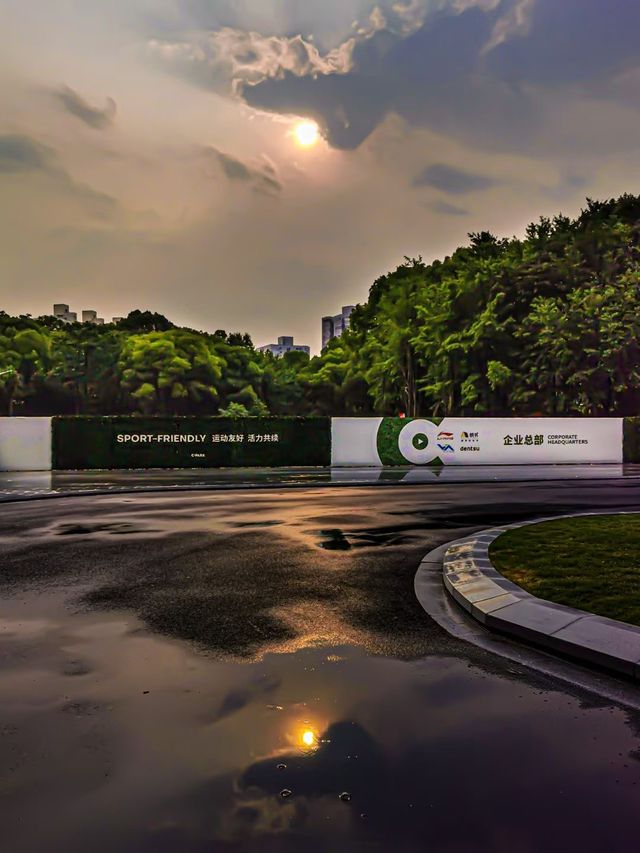 雨中的李寧中心