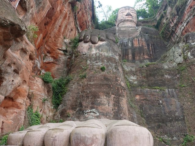 凝視眾生報平安，樂山大佛鎮三江