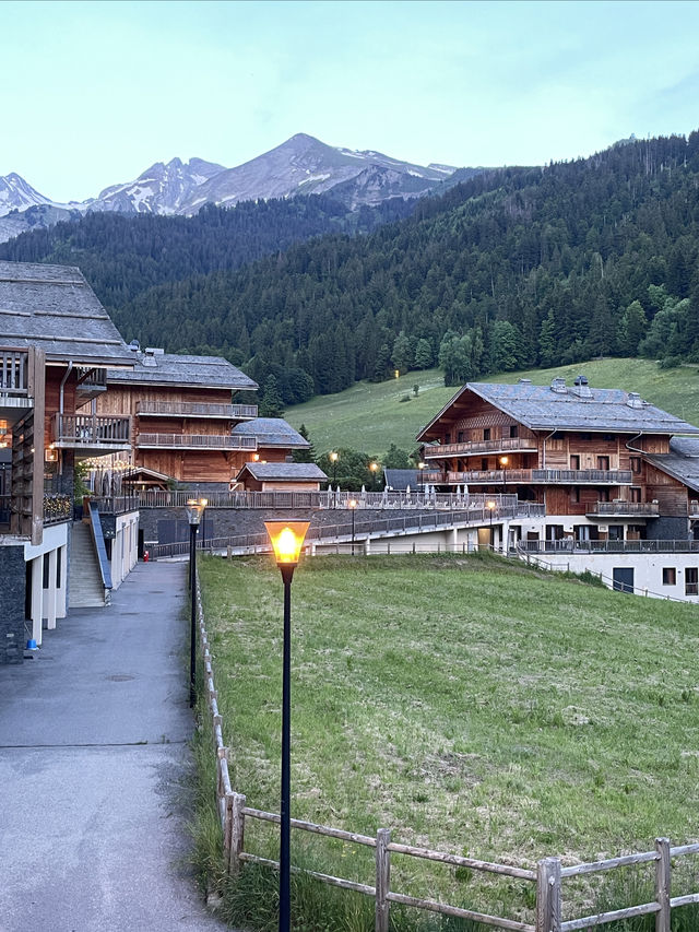 在法國和瑞士的邊境住上了山坡上的小木屋