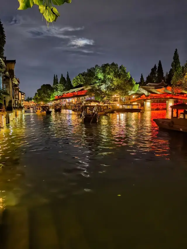 So beautiful! You must visit the night market in Wuzhen, it will be an unforgettable experience for a lifetime