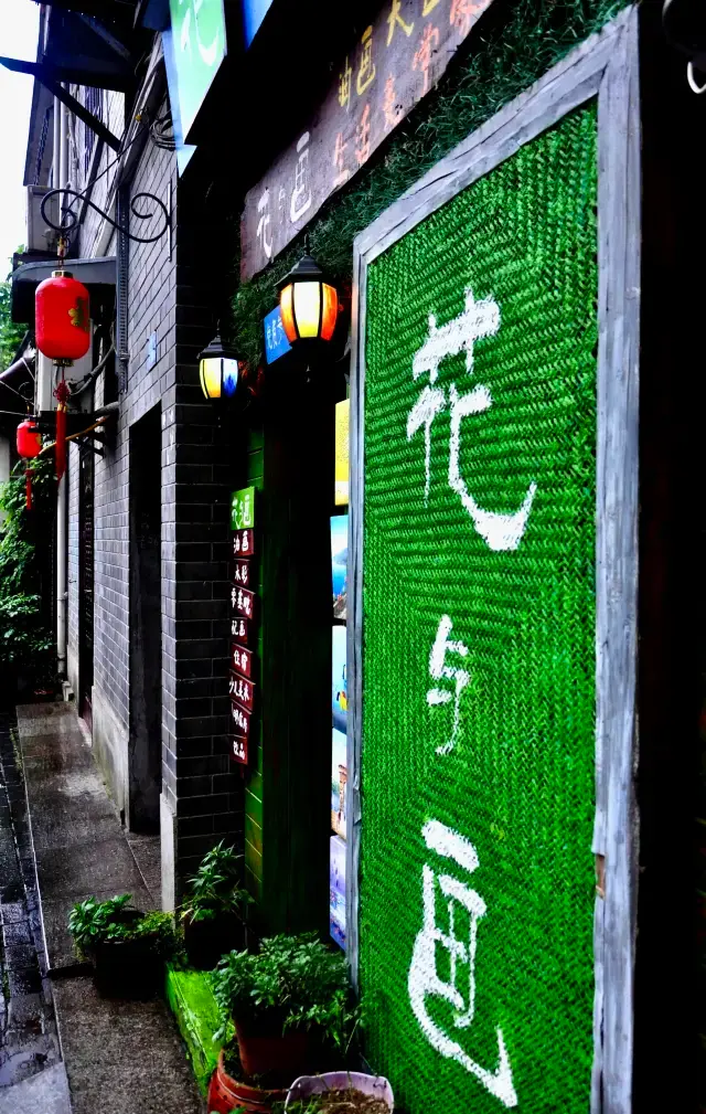 It is said that all the good-looking girls and boys go here to take photos and check in