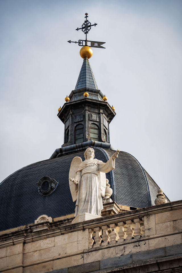 The only papally consecrated church in Spain: Madrid's Almudena Cathedral 🇪🇸