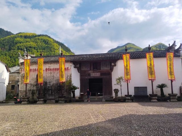 浙江古村落自駕遊~榉溪村 榉溪村位於浙江省金華市磐安縣南部，地處大盤山腹地，距離縣城安文38公里，榉溪。