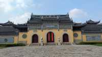 泰州這座平原上的城市，卻有四座帶山的寺廟，南山寺便是其中一座