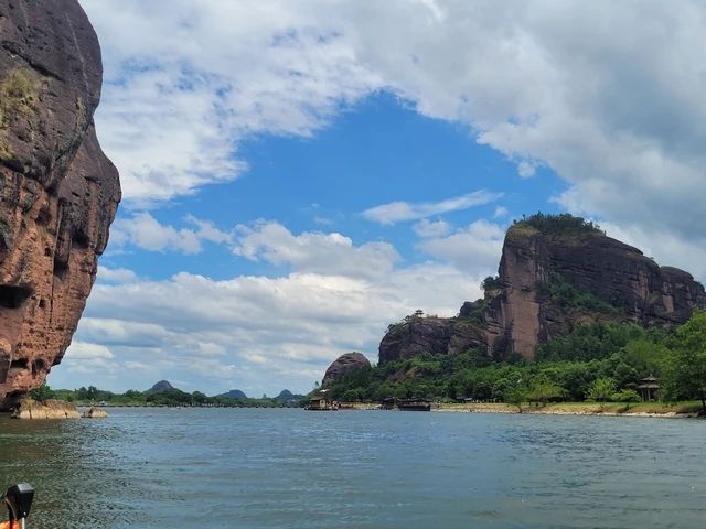 龍虎山：探索神秘懸棺與竹筏畫卷的驚艷旅程！