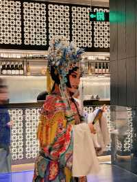 一邊欣賞京劇表演,一邊品嚐正宗老北京風味。