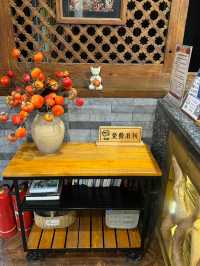 俯瞰麗江古城的觀景大窗在我酒店房間裏…。